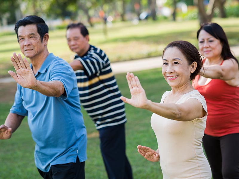 group-doing-tai-chi-in-a-park
